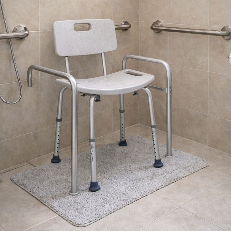 Cadeira de banho com encosto e barras de apoio para segurança no banheiro