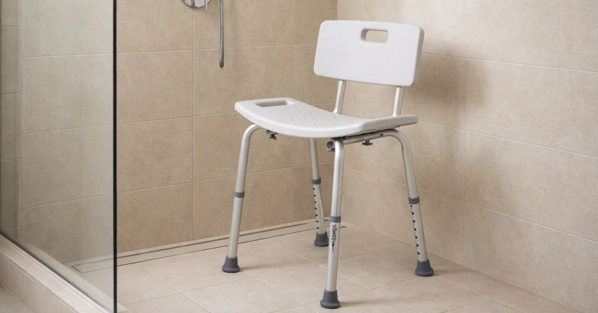 Banco de banho com encosto oferecendo apoio e segurança para idosos