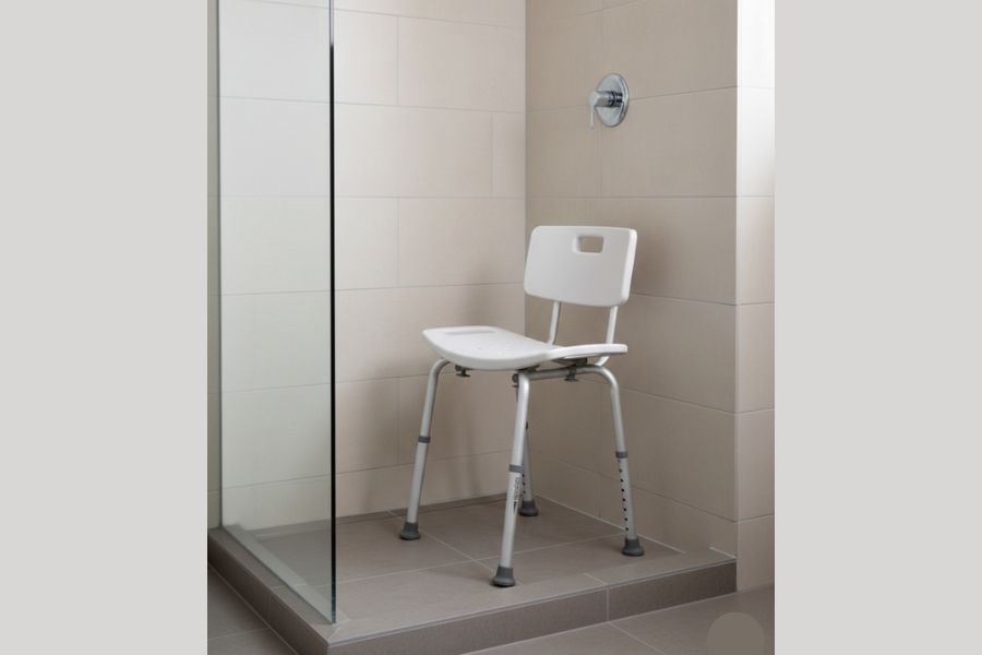 Banco de banho compacto antiderrapante ideal para box pequeno
