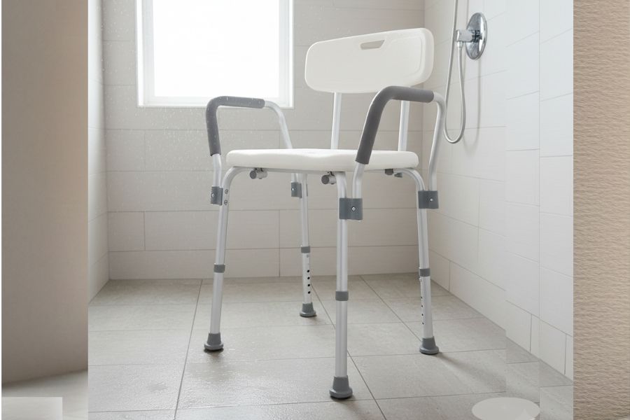 banco de banho para idoso com encosto e ponteiras antiderrapantes