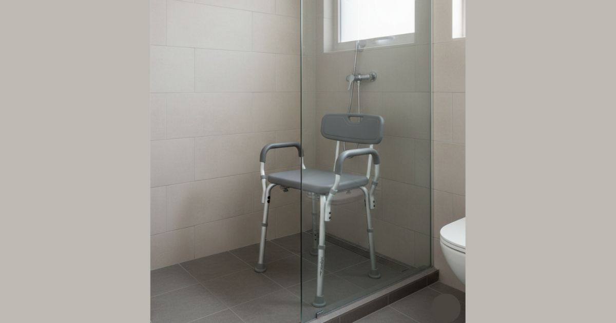 Cadeira de banho compacta ideal para banheiro pequeno