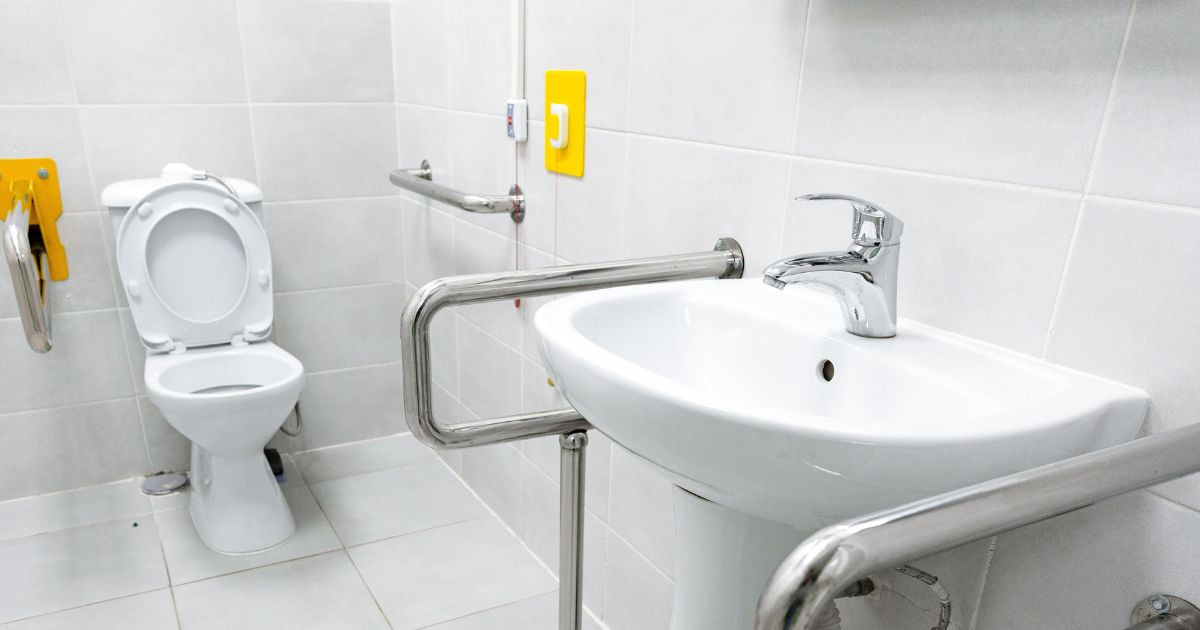 Barras de apoio instaladas corretamente em banheiro para idosos
