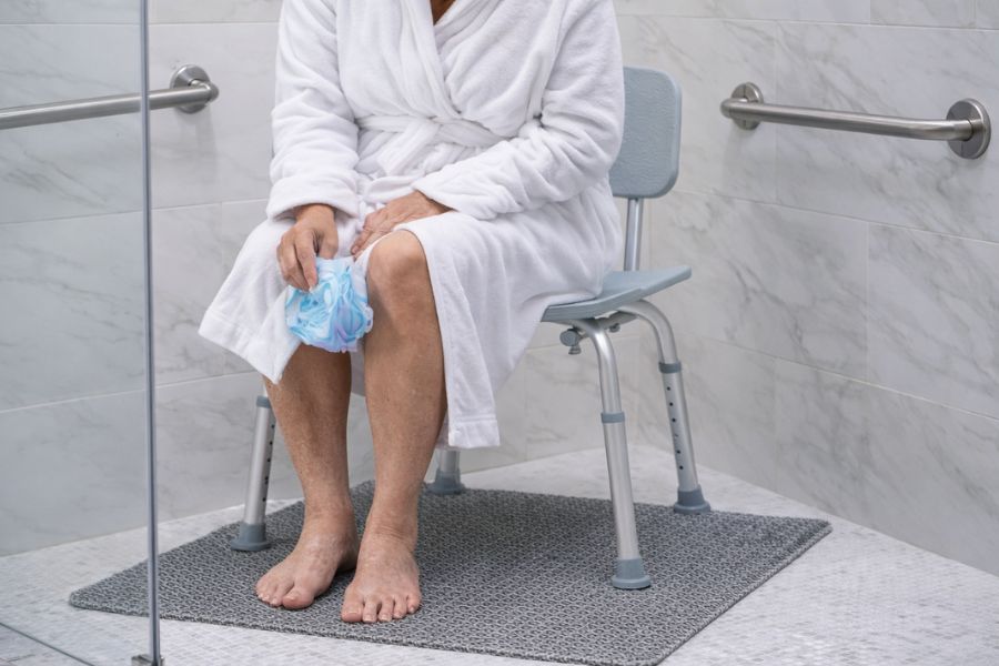 Tapete antiderrapante combinado com cadeira de banho e barras de apoio para idosos